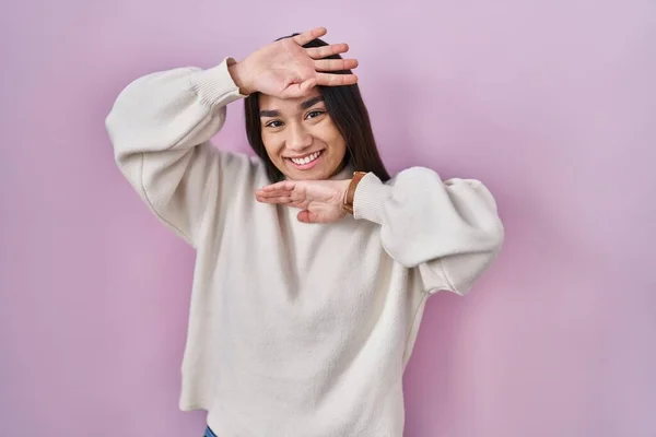 Jonge Zuid Aziatische Vrouw Staat Roze Achtergrond Glimlachend Vrolijk Peek — Stockfoto