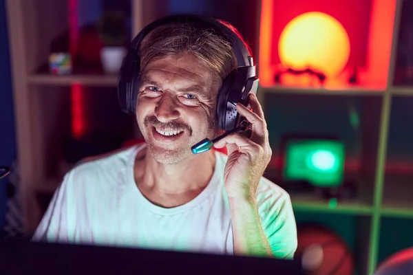 Jovem Loiro Homem Streamer Sorrindo Confiante Sentado Mesa Sala Jogos — Fotografia de Stock