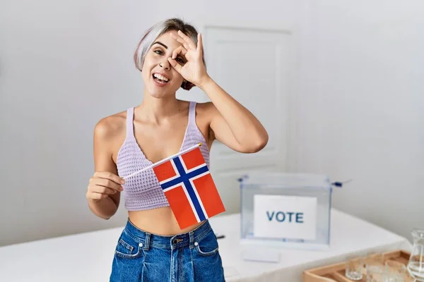 Ung Vacker Kvinna Politisk Kampanj Val Håller Norway Flagga Ler — Stockfoto