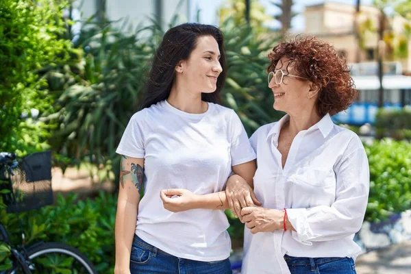 Duas Mulheres Mãe Filha Juntas Parque — Fotografia de Stock