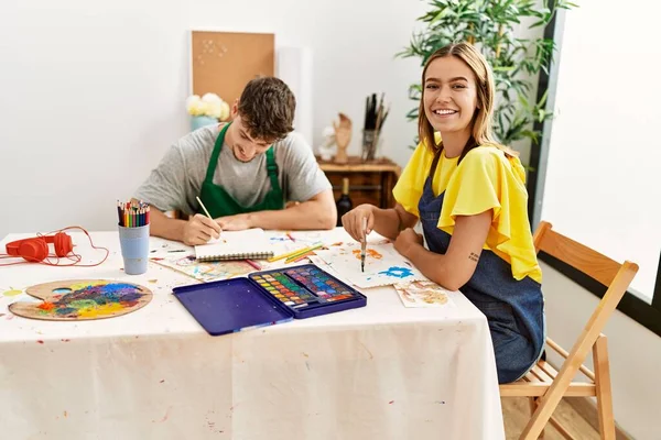 Joven Pareja Artistas Hispanos Sonriendo Feliz Dibujo Estudio Arte — Foto de Stock