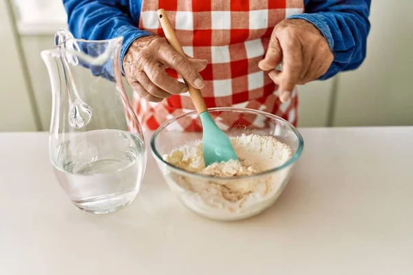 Senior Man Koken Deeg Keuken — Stockfoto