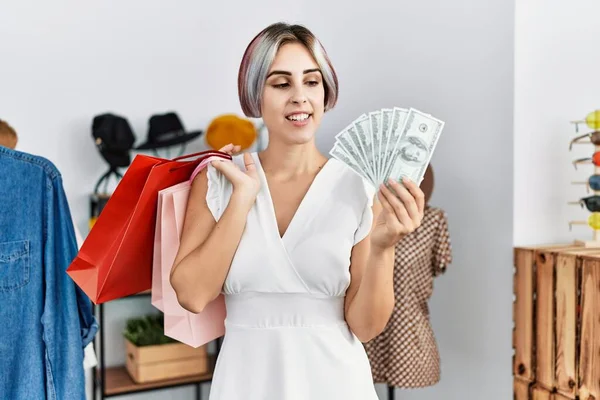 Jovem Mulher Cliente Caucasiano Segurando Sacos Compras Dólares Loja Roupas — Fotografia de Stock