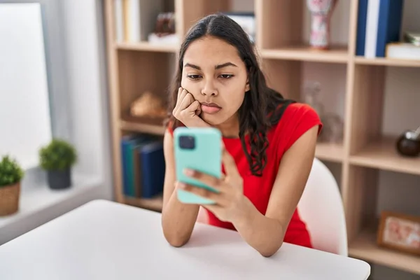 Ung Afrikansk Amerikansk Kvinna Använder Smartphone Med Allvarliga Uttryck Hemma — Stockfoto