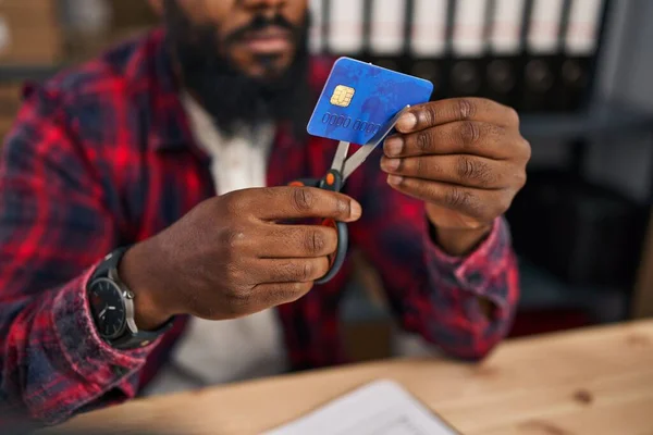 Jonge Afro Amerikaanse Man Commerce Zakenman Snijden Credit Card Kantoor — Stockfoto