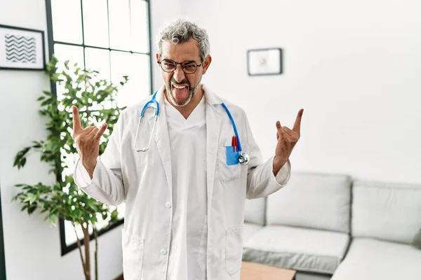 Homem Hispânico Meia Idade Vestindo Uniforme Médico Estetoscópio Sala Espera — Fotografia de Stock