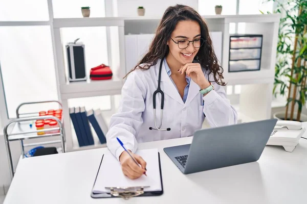 Young Hispanic Woman Wearing Doctor Uniform Using Laptop Working Clinic — Stock Photo, Image