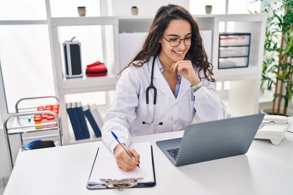 Young Hispanic Woman Wearing Doctor Uniform Using Laptop Working Clinic — Photo