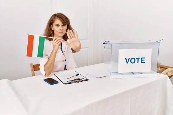 Hermosa Mujer Caucásica Las Elecciones Campaña Política Con Bandera Húngara —  Fotos de Stock