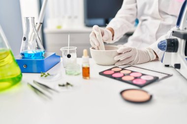 Laboratuvarda makyaj yapan genç İspanyol bilim kadını.