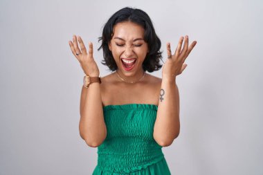 Tecrit edilmiş arka planda duran genç İspanyol kadın başarının çılgınlığını kutluyor kollarını kaldırmış, gözlerini kapatmış heyecanlı çığlıklar atıyordu. Kazanan konsept 