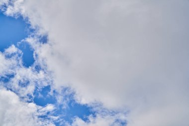 Güneşli bir günde bulutlu güzel mavi gökyüzü