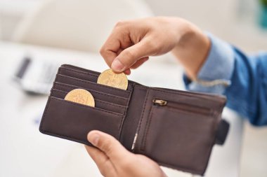 Evde cüzdan ve bitcoin tutan iki kişilikli olmayan genç adam.