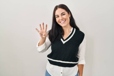 Tecrit edilmiş arka planda duran genç İspanyol kadın dört numarayı gösterip işaret ederken kendinden emin ve mutlu bir şekilde gülümsüyor.. 