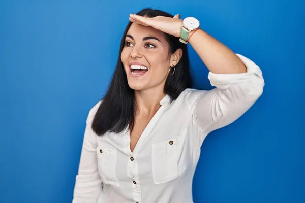 Mujer Hispana Joven Pie Sobre Fondo Azul Muy Feliz Sonriente —  Fotos de Stock