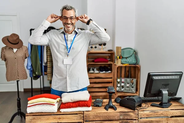 Hispanischer Mann Mittleren Alters Der Als Manager Einer Einzelhandelsboutique Arbeitet — Stockfoto