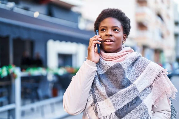 Afričanky Americká Žena Usmívá Sebevědomě Mluvit Smartphone Ulici — Stock fotografie