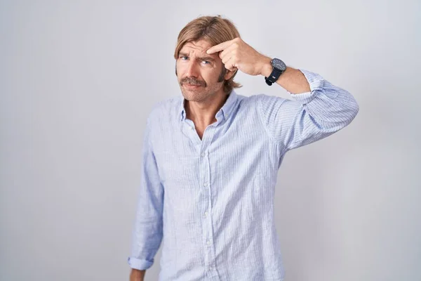 Homem Caucasiano Com Bigode Sobre Fundo Branco Apontando Infeliz Para — Fotografia de Stock