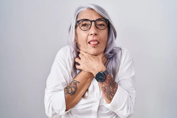 Donna Mezza Età Con Tatuaggi Che Indossano Occhiali Piedi Sfondo — Foto Stock