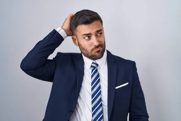 Yakışıklı Takım Elbiseli Kravatlı Bir Adam Şüpheyle Kararsız Kafa Kafaya — Stok fotoğraf