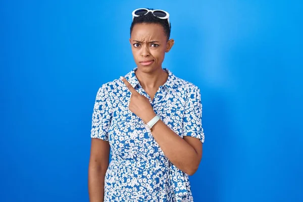 Africká Američanka Stojící Nad Modrým Pozadím Ukazující Ustaraně Nervózně Ukazováčkem — Stock fotografie