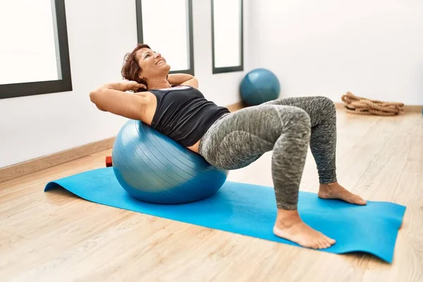 Mujer Deportiva Hispana Mediana Edad Sonriendo Feliz Entrenamiento Con Pelota —  Fotos de Stock