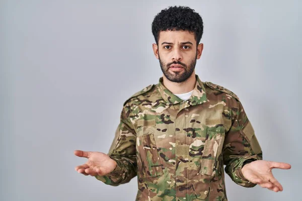 Arabský Muž Maskáčové Armádní Uniformě Bezradný Zmatený Otevřenou Náručí Netuším — Stock fotografie