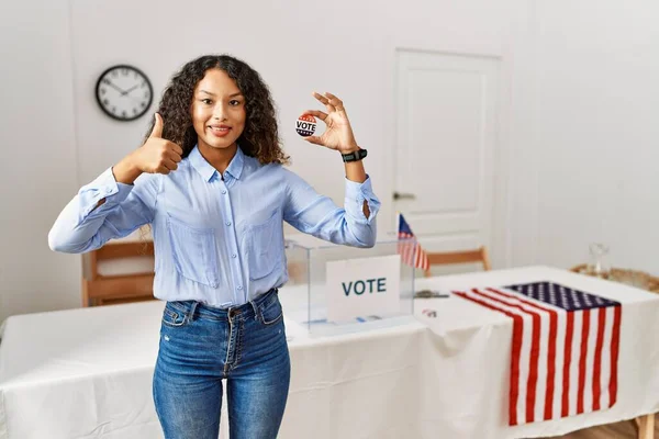 Hermosa Mujer Hispana Pie Campaña Política Mediante Votación Haciendo Felices —  Fotos de Stock