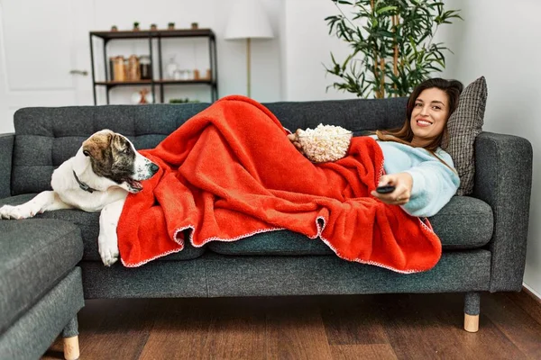 Jovem Mulher Assistindo Filme Deitado Sofá Com Cão Casa — Fotografia de Stock