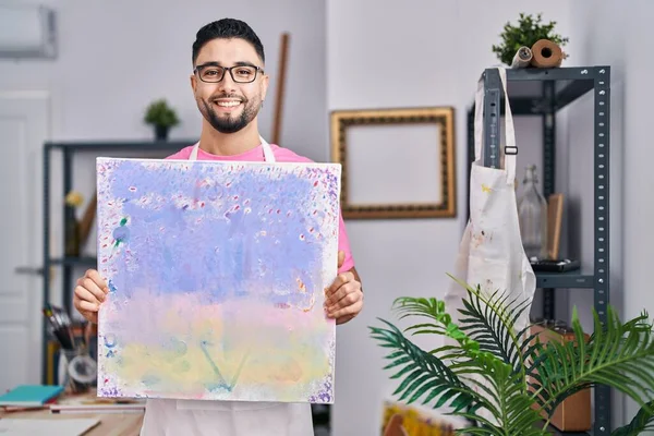 Jovem Artista Árabe Homem Sorrindo Confiante Segurando Desenhar Estúdio Arte — Fotografia de Stock