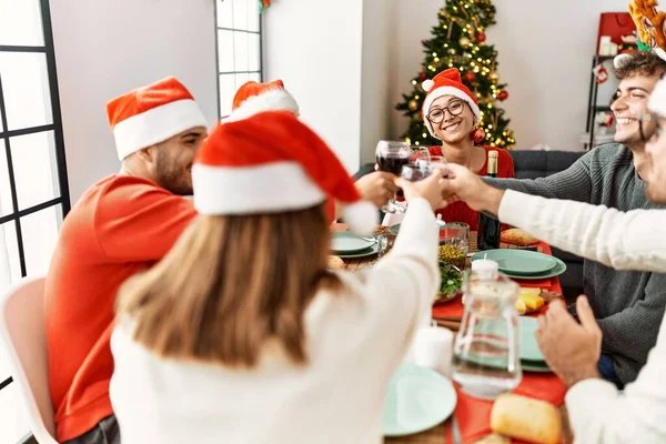 家でワインと一緒にクリスマスの乾杯を祝う幸せ笑顔の若者のグループ — ストック写真