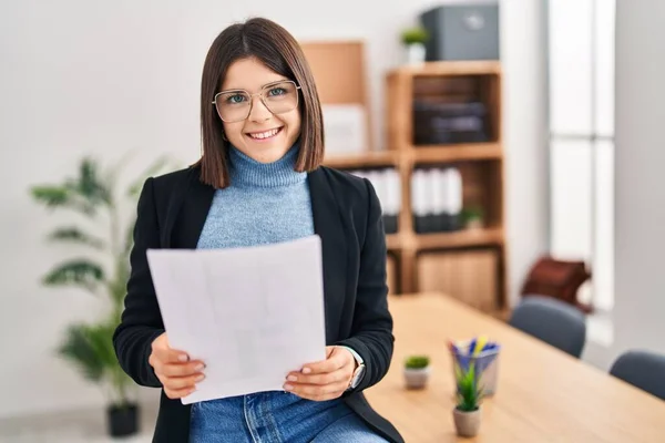 Young Beautiful Hispanic Woman Business Worker Reading Document Office — Stock Fotó