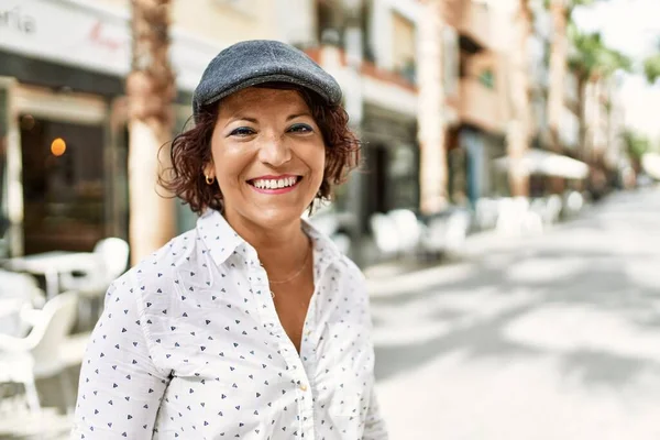 Orta Yaşlı Gülümseyen Latin Bir Kadın Şehirde Mutlu Bir Şekilde — Stok fotoğraf