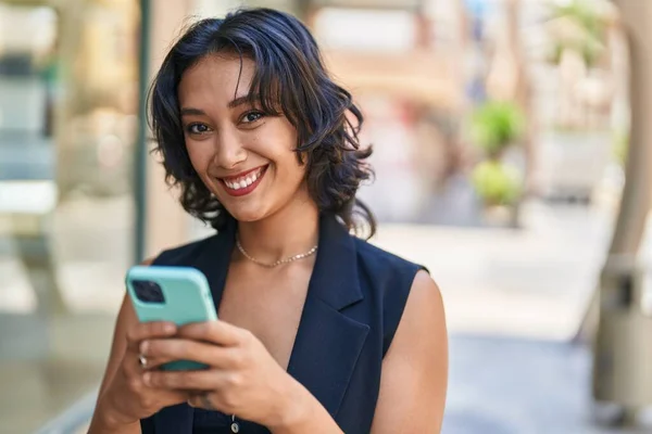 Mladý Krásný Hispánský Žena Usměvavý Jistý Pomocí Smartphone Ulici — Stock fotografie