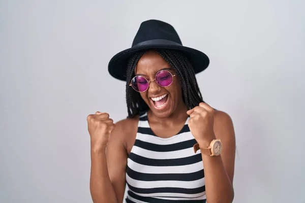 Молодой Африканский Американец Косичками Шляпе Солнцезащитных Очках Счастлив Взволнован Делая — стоковое фото