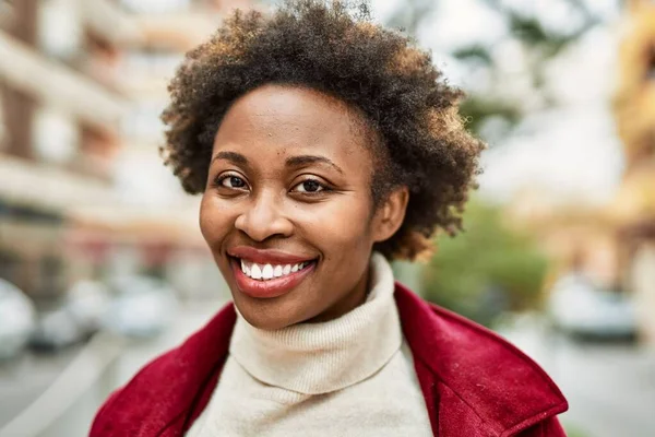 Krásná Obchodní Africká Americká Žena Afro Vlasy Úsměvem Šťastný Jistý — Stock fotografie