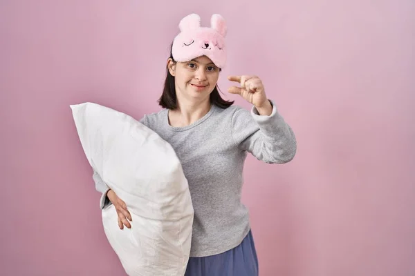 Mujer Con Síndrome Con Máscara Dormir Abrazando Almohada Sonriente Seguro —  Fotos de Stock