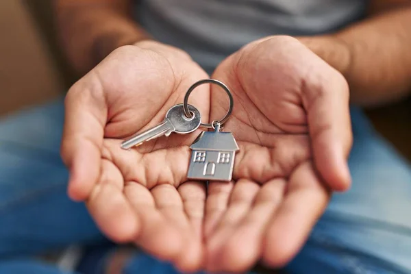 Jovem Hispânico Homem Segurando Chave Nova Casa Nova Casa — Fotografia de Stock