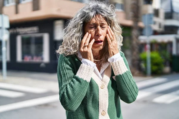 Mujer Mediana Edad Que Sufre Dolor Cabeza Pie Calle — Foto de Stock