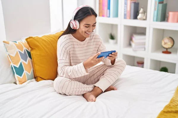 Jong Mooi Latino Vrouw Spelen Video Game Zitten Bed Straat — Stockfoto