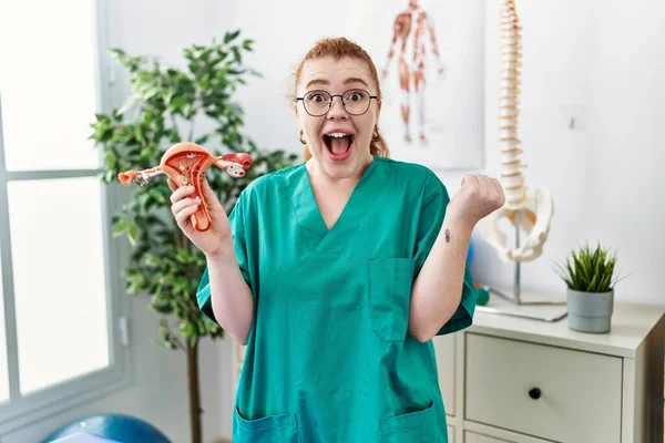 Ung Rödhårig Läkare Kvinna Som Håller Anatomisk Modell Kvinnliga Könsorgan — Stockfoto