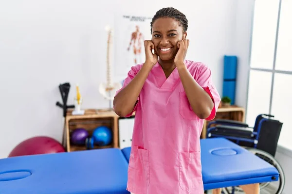Eine Junge Afrikanisch Amerikanische Frau Die Einer Schmerzklinik Arbeitet Bedeckt — Stockfoto