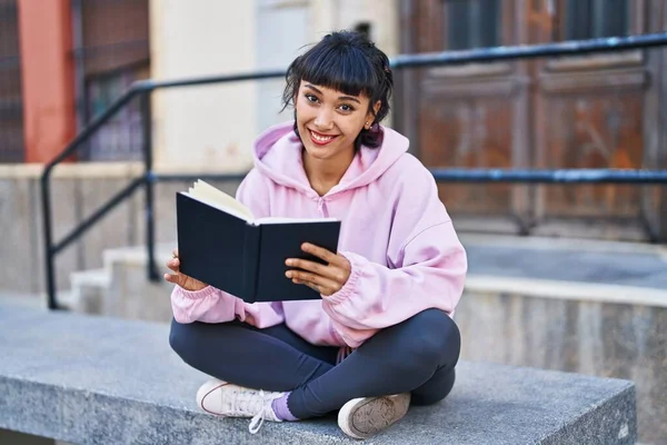 Молода Жінка Читає Книгу Сидячи Лавці Вулиці — стокове фото