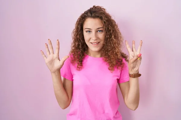 Молода Біла Жінка Стоїть Над Рожевим Тлом Показуючи Вказуючи Пальцями — стокове фото