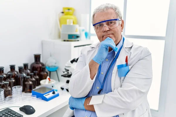 Homem Cabelos Grisalhos Meia Idade Usando Uniforme Cientista Com Braços — Fotografia de Stock