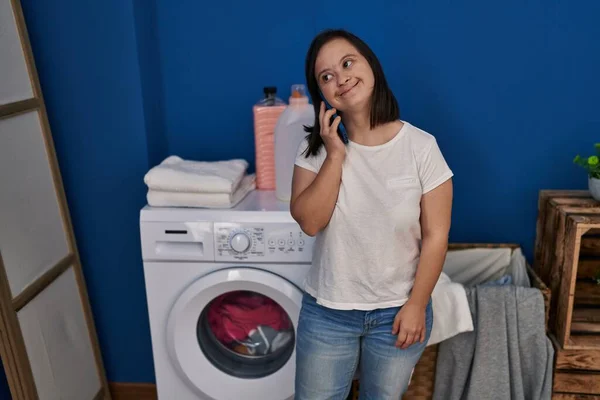 Syndrome Woman Talking Smartphone Waiting Washing Machine Laundry Room — Stock Photo, Image