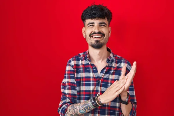 Jovem Hispânico Com Barba Sobre Fundo Vermelho Batendo Palmas Aplaudindo — Fotografia de Stock