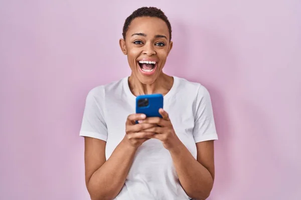 Hermosa Mujer Afroamericana Usando Teléfono Inteligente Celebrando Loco Sorprendido Por —  Fotos de Stock