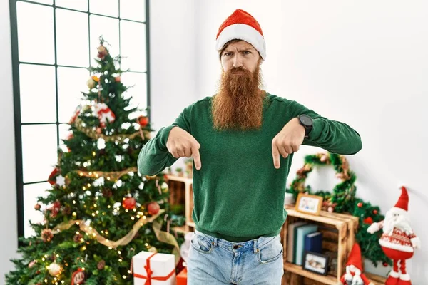 Zrzavý Muž Dlouhými Vousy Vánočním Kloboukem Vánočního Stromku Ukazuje Dolů — Stock fotografie