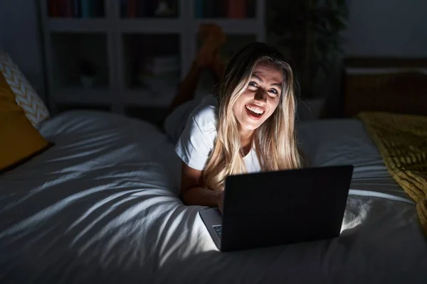 Młoda Blondynka Korzystająca Laptopa Leżącego Łóżku Sypialni — Zdjęcie stockowe